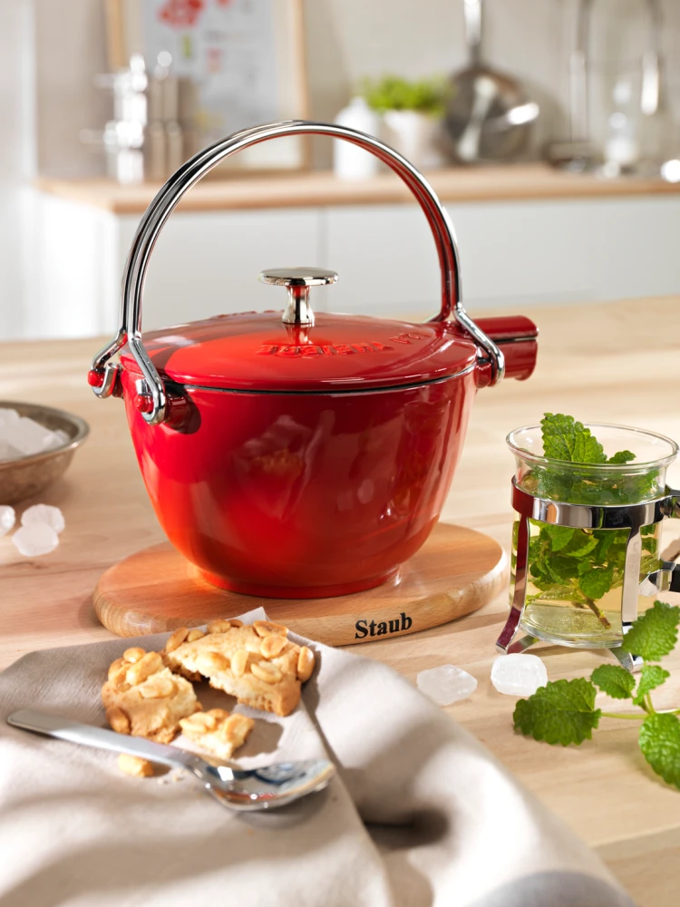 Staub Teekanne Und Wasserkessel Aus Gusseisen In Kirschrot 5 Staub Teekanne Und Wasserkessel Aus Gusseisen In Kirschrot – Bild 3