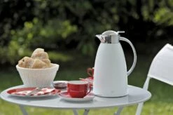 Alfi Isolierkanne Gusto Metall In Alpinweiß 13 Alfi Isolierkanne Gusto Metall In Alpinweiß -Leonardo Shop 3521211100 PR l