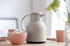 Emsa Isolierkanne Samba Pudergrau, 1,0 L 11 Emsa Isolierkanne Samba Pudergrau, 1,0 L -Leonardo Shop 4009049522463 F40104 img 8