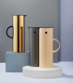 Stelton Isolierkanne EM77 1 L In Brass -Leonardo Shop AD EM77 portrait ashx l
