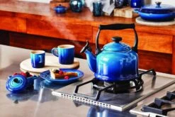 Le Creuset Wasserkessel Tradition In Azure -Leonardo Shop AZURE L 4550 copy 2